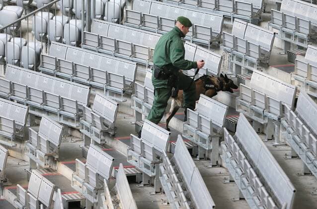 Fußball, Polizei durchsucht die Allianzarena vor dem Länderspiel Deutschland - Italien SOCCER - GER vs ITA, test match MUNICH,GERMANY,29.MAR.16 - SOCCER - international match Länderspiel Germany vs Italy, friendly match. Image shows a policeman with a dog. GEPAxpictures xThomasxBachun