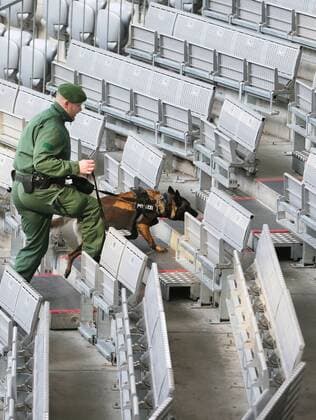 Fußball, Polizei durchsucht die Allianzarena vor dem Länderspiel Deutschland - Italien SOCCER - GER vs ITA, test match MUNICH,GERMANY,29.MAR.16 - SOCCER - international match Länderspiel Germany vs Italy, friendly match. Image shows a policeman with a dog. GEPAxpictures xThomasxBachun