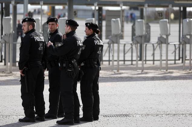 Fußball, Polizei durchsucht die Allianzarena vor dem Länderspiel Deutschland - Italien SOCCER - GER vs ITA, test match MUNICH,GERMANY,29.MAR.16 - SOCCER - international match Länderspiel Germany vs Italy, friendly match. Image shows policemen at the entrance. GEPAxpictures xThomasxBachun