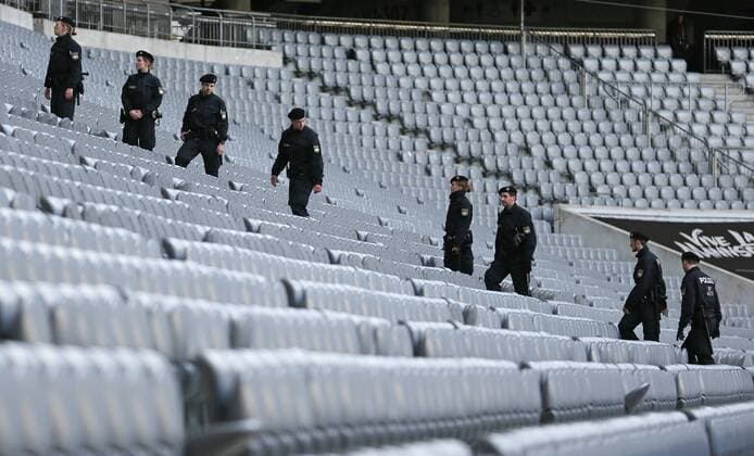 SOCCER - GER vs ITA, test match MUNICH,GERMANY,29.MAR.16 - SOCCER - international match Länderspiel Germany vs Italy, friendly match. Image shows policemen during an inspection. GEPAxpictures xThomasxBachun