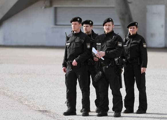 Fußball, Strenge Sicherheitskontrollen vor dem Länderspiel Deutschland - Italien SOCCER - GER vs ITA, test match MUNICH,GERMANY,29.MAR.16 - SOCCER - international match Länderspiel Germany vs Italy, friendly match. Image shows policemen. GEPAxpictures xThomasxBachun