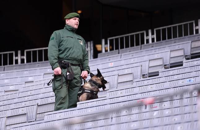 FUSSBALL INTERNATIONAL TESTSPIEL in Muenchen in der Allianz Arena Deutschland - Italien 29.03.2016 Ein Polizist mit Sprengstoffhund auf der Tribuebe der Allianz Arena 