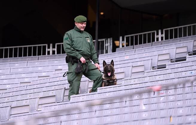 FUSSBALL INTERNATIONAL TESTSPIEL in Muenchen in der Allianz Arena Deutschland - Italien 29.03.2016 Ein Polizist mit Sprengstoffhund auf der Tribuebe der Allianz Arena 