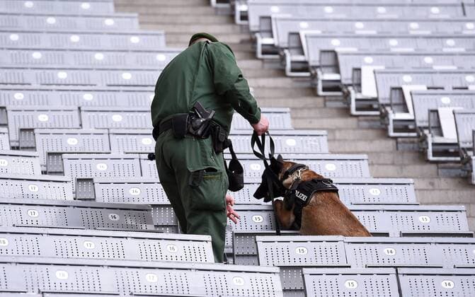FUSSBALL INTERNATIONAL TESTSPIEL in Muenchen in der Allianz Arena Deutschland - Italien 29.03.2016 Ein Polizist mit Sprengstoffhund auf der Tribuebe der Allianz Arena 