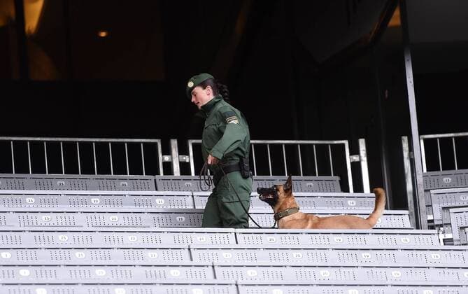 FUSSBALL INTERNATIONAL TESTSPIEL in Muenchen in der Allianz Arena Deutschland - Italien 29.03.2016 Ein Polizistin mit Sprengstoffhund auf der Tribuebe der Allianz Arena 