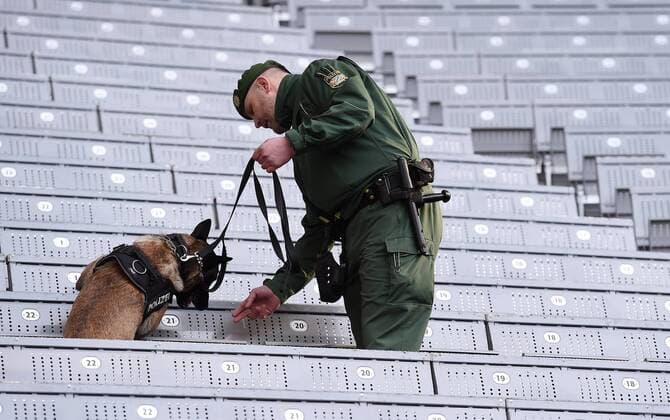 FUSSBALL INTERNATIONAL TESTSPIEL in Muenchen in der Allianz Arena Deutschland - Italien 29.03.2016 Ein Polizist mit Sprengstoffhund auf der Tribuebe der Allianz Arena 