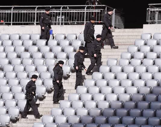 FUSSBALL INTERNATIONAL TESTSPIEL in Muenchen in der Allianz Arena Deutschland - Italien 29.03.2016 Polizisten durchsuchen sie Tribuenen der Allianz Arena 
