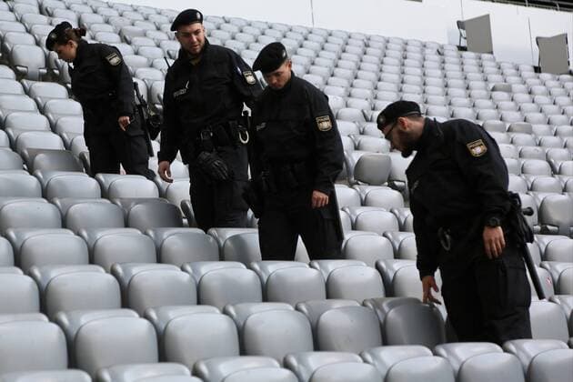 Sicherheitskräfte kontrollieren jede einzelne Sitzreihe in der Allianz Arena - Deutschland vs. Italien, Allianz Arena München