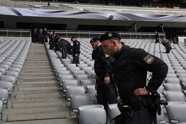 Sicherheitskräfte kontrollieren jede einzelne Sitzreihe in der Allianz Arena - Deutschland vs. Italien, Allianz Arena München
