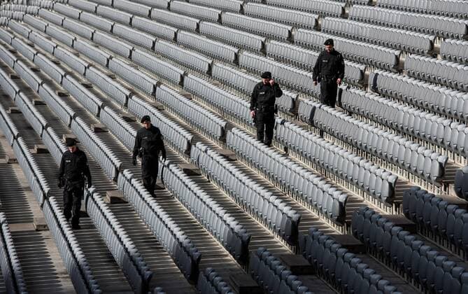 Polizeibeamte kontrollieren Sitzreihen in der Allianz Arena in München vor dem Freundschaftsspiel der Deutschen Nationalmannschaft gegen Italien.