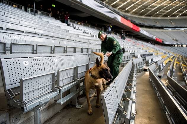Eine Polizeibeamtin kontrolliert mit einem Hund Sitzreihen in der Allianz Arena in München vor dem Freundschaftsspiel der Deutschen Nationalmannschaft gegen Italien.
