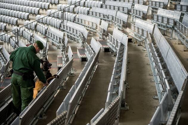 Ein Polizeibeamter kontrolliert mit einem Hund Sitzreihen in der Allianz Arena in München vor dem Freundschaftsspiel der Deutschen Nationalmannschaft gegen Italien.