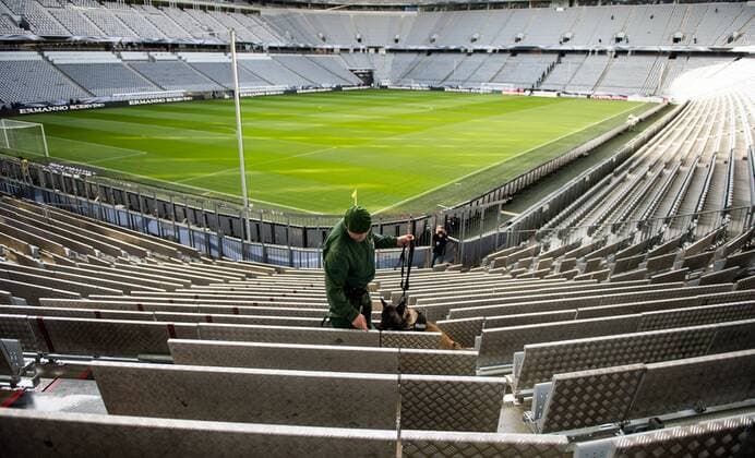 Ein Polizeibeamter kontrolliert mit einem Hund Sitzreihen in der Allianz Arena in München vor dem Freundschaftsspiel der Deutschen Nationalmannschaft gegen Italien.