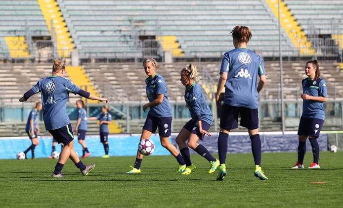 Fußball, Damen, Champions League, Training VfL Wolfsburg in Brescia Brescia Brescia vs Wolfsburg , CL Frauen, Training Brescia, Italien, 29.03.2016, FUßBALL - ACF Brescia Femminile vs VfL Wolfsburg, Viertelfinale, UEFA Frauen Champions League, Saison 2015 16. Bild zeigt: Mannschaftstraining,