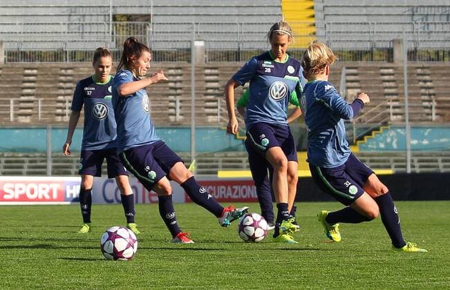 Fußball, Damen, Champions League, Training VfL Wolfsburg in Brescia Brescia Brescia vs Wolfsburg , CL Frauen, Training Brescia, Italien, 29.03.2016, FUßBALL - ACF Brescia Femminile vs VfL Wolfsburg, Viertelfinale, UEFA Frauen Champions League, Saison 2015 16. Bild zeigt: Mannschaftstraining