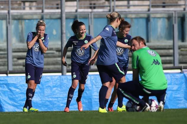 Fußball, Damen, Champions League, Training VfL Wolfsburg in Brescia Brescia Brescia vs Wolfsburg , CL Frauen, Training Brescia, Italien, 29.03.2016, FUßBALL - ACF Brescia Femminile vs VfL Wolfsburg, Viertelfinale, UEFA Frauen Champions League, Saison 2015 16. Bild zeigt: Zsanett Jakabfi (VfL Wolfsburg), Marie-Joelle Wedemayer (VfL Wolfsburg), Luisa Wensing (VfL Wolfsburg)