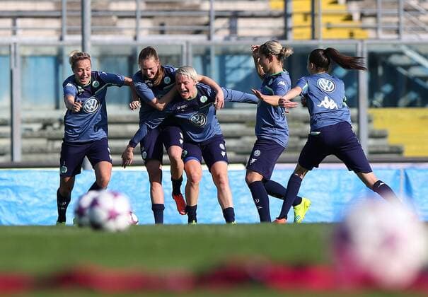 Fußball, Damen, Champions League, Training VfL Wolfsburg in Brescia Brescia Brescia vs Wolfsburg , CL Frauen, Training Brescia, Italien, 29.03.2016, FUßBALL - ACF Brescia Femminile vs VfL Wolfsburg, Viertelfinale, UEFA Frauen Champions League, Saison 2015 16. Bild zeigt: Mannschaftstraining, Zsanett Jakabfi (VfL Wolfsburg), Caroline Hansen (VfL Wolfsburg), Nilla Fischer (VfL Wolfsburg), Anna Blässe (VfL Wolfsburg),