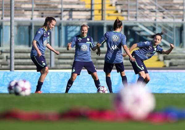 Fußball, Damen, Champions League, Training VfL Wolfsburg in Brescia Brescia Brescia vs Wolfsburg , CL Frauen, Training Brescia, Italien, 29.03.2016, FUßBALL - ACF Brescia Femminile vs VfL Wolfsburg, Viertelfinale, UEFA Frauen Champions League, Saison 2015 16. Bild zeigt: Marie-Joelle Wedemayer (VfL Wolfsburg), Zsanett Jakabfi (VfL Wolfsburg), Marie-Joelle Wedemayer (VfL Wolfsburg),