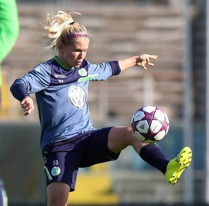 Fußball, Damen, Champions League, Training VfL Wolfsburg in Brescia Brescia Brescia vs Wolfsburg , CL Frauen, Training Brescia, Italien, 29.03.2016, FUßBALL - ACF Brescia Femminile vs VfL Wolfsburg, Viertelfinale, UEFA Frauen Champions League, Saison 2015 16. Bild zeigt: Julia Simic VfL Wolfsburg)