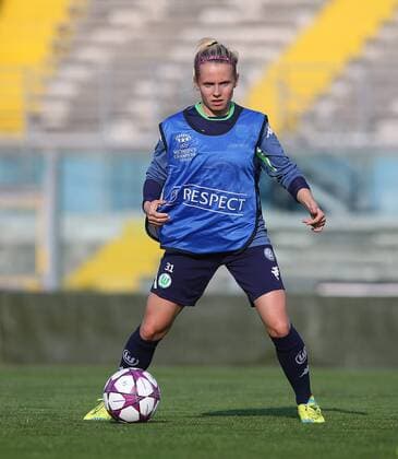 Fußball, Damen, Champions League, Training VfL Wolfsburg in Brescia Brescia Brescia vs Wolfsburg , CL Frauen, Training Brescia, Italien, 29.03.2016, FUßBALL - ACF Brescia Femminile vs VfL Wolfsburg, Viertelfinale, UEFA Frauen Champions League, Saison 2015 16. Bild zeigt: Julia Simic VfL Wolfsburg)