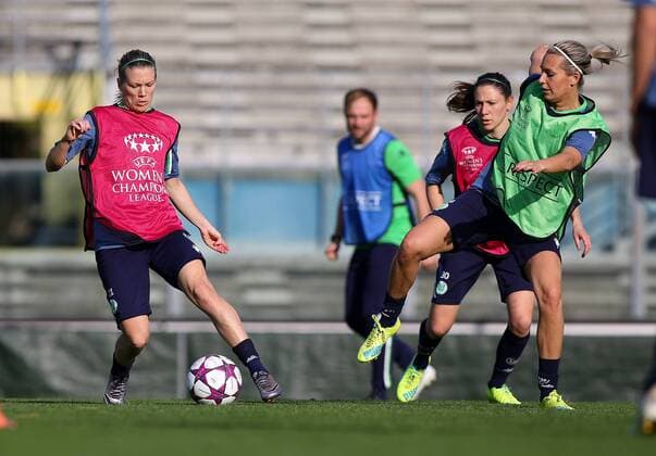 Fußball, Damen, Champions League, Training VfL Wolfsburg in Brescia Brescia Brescia vs Wolfsburg , CL Frauen, Training Brescia, Italien, 29.03.2016, FUßBALL - ACF Brescia Femminile vs VfL Wolfsburg, Viertelfinale, UEFA Frauen Champions League, Saison 2015 16. Bild zeigt:Lara Dickenmann (VfL Wolfsburg), Elise Bussaglia (VfL Wolfsburg), Lena Goeßling (VfL Wolfsburg)