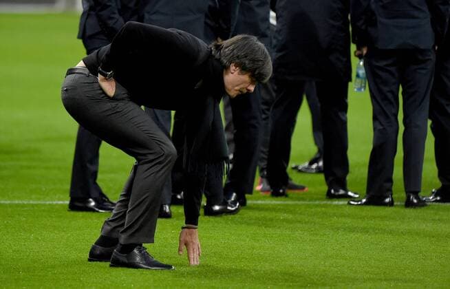 29.03.2016, xjhx, Fussball Testspiel, Deutschland - Italien, emspor v.l. Trainer Joachim JOGI Loew (Deutsche Fussball Nationalmannschaft DFB) checkt den Rasen
