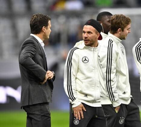 vor dem Spiel: Manager Oliver Bierhoff (GER) (links) mit Lukas Podolski (GER) und Christoph Kramer (GER) und Antonio Rüdiger (GER) DFB Länderspiel Nationalteam Deutschland gegen Italien Freundschaftsspiel Fußball Herren GER vs ITA Allianz Arena München 29.03.2016 DFB Länderspiel Nationalteam Deutschland gegen Italien