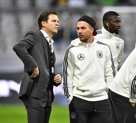 vor dem Spiel: Manager Oliver Bierhoff (GER) (links) mit Lukas Podolski (GER) und Antonio Rüdiger (GER) DFB Länderspiel Nationalteam Deutschland gegen Italien Freundschaftsspiel Fußball Herren GER vs ITA Allianz Arena München 29.03.2016 DFB Länderspiel Nationalteam Deutschland gegen Italien