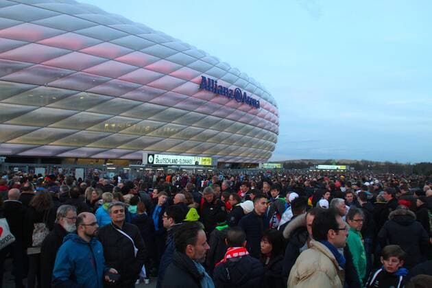 Zuschauer und Fans am Stadion Fussball Allianz Arena München Länderspiel Deutschland - Italien 29.03.2016