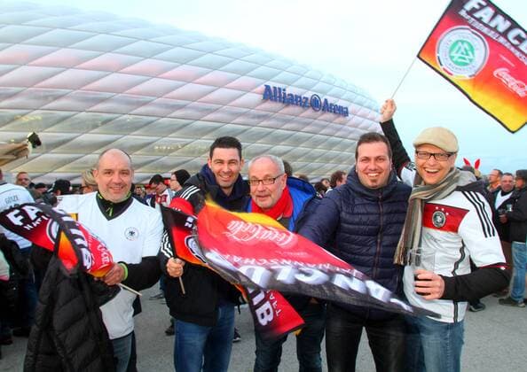 Fans freuen sich auf das Spiel Fussball Allianz Arena München Länderspiel Deutschland - Italien 29.03.2016
