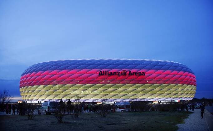 Themen der Woche SPORT Bilder des Tages - SPORT Die Allianz Arena in München erscheint in den Farben schwarz rot gold zum Länderspiel Deutschland vs Italien . Deutschland -Italien . Fussball-Länderspiel 2016, Freundschaftsspiel . München, GER, 29.03.2016 ,