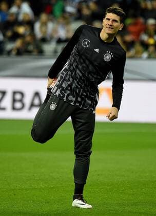 29.03.2016, xjhx, Fussball Testspiel, Deutschland - Italien, emspor v.l. Mario Gomez (Deutsche Fussball Nationalmannschaft DFB) macht sich warm warmmachen