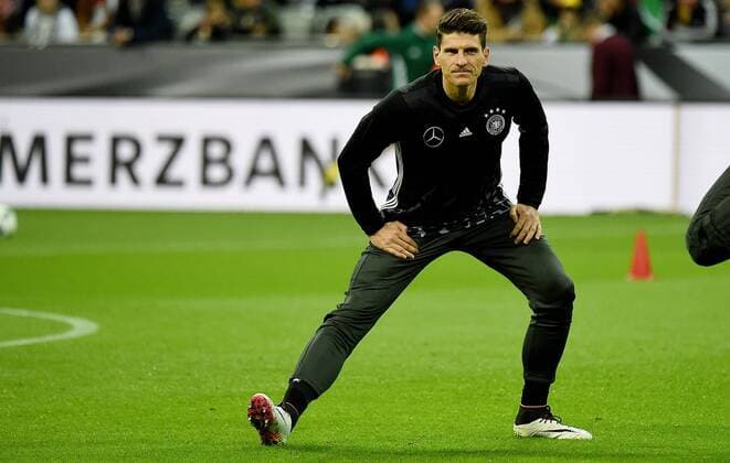 29.03.2016, xjhx, Fussball Testspiel, Deutschland - Italien, emspor v.l. Mario Gomez (Deutsche Fussball Nationalmannschaft DFB) macht sich warm warmmachen