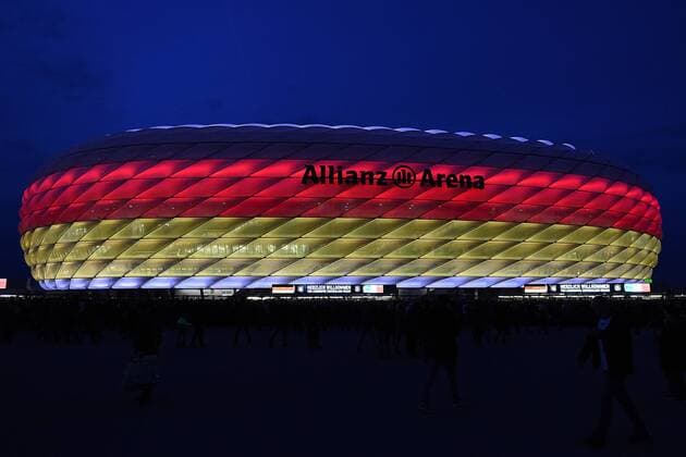 Fußball Länderspiel Deutschland - Italien am 29.03.2016 in der Allianz Arena in München Die Allianz Arena ist erstmalig Schwarz-Rot-Gold beleuchtet. xRx