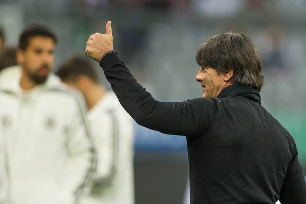 Muenchen Bundestrainer Joachim Jogi Loew mit erhobenem Daumen vor dem Freundschaftsspiel zwischen Deutschland und Italien am 29.03.2016, Copyright: Schueler Eibner-Pressefoto EP_JSE