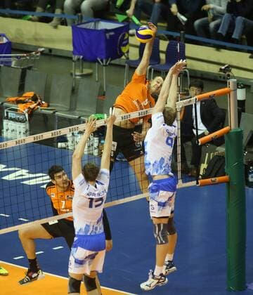 Volleyball, CEV Cup, Finale, Hinspiel ZSK Gazprom-Ugra Surgut GER, CEV CUP, BR VOLLEYS VS. UGRA SURGUT 29.03.2016, Max Schmeling Halle, Berlin, GER, CEV CUP, BR VOLLEYS VS. UGRA SURGUT, im Bild Paul Lotman (BR Volleys), Nicolas Le Goff (BR Volleys), Nikolay Apalikov (Ugra Surgut), Kostyanti Bukan (Ugra Surgut) nphxEngler