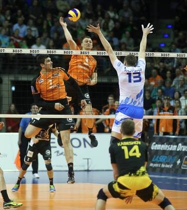Volleyball, CEV Cup, Finale, Hinspiel ZSK Gazprom-Ugra Surgut GER, CEV CUP, BR VOLLEYS VS. UGRA SURGUT 29.03.2016, Max Schmeling Halle, Berlin, GER, CEV CUP, BR VOLLEYS VS. UGRA SURGUT, im Bild Paul Lotman (BR Volleys), Nicolas Le Goff (BR Volleys), Nikolay Apalikov (Ugra Surgut), Aleksey Kabeshov (Ugra Surgut) nphxEngler