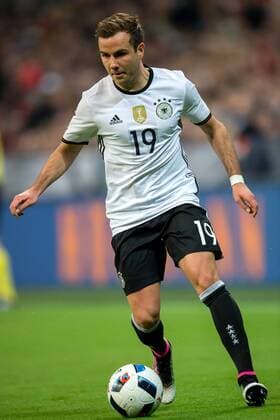 Fußball, Länderspiel, Deutschland - Italien 29. Maerz 2016: Muenchen, Allianz Arena: Fussball Testspiel: Deutschland - Italien: Mario Goetze (Deutschland)l.