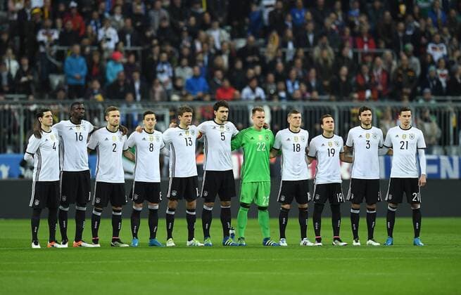 Fußball, Länderspiel, Deutschland - Italien FUSSBALL INTERNATIONAL TESTSPIEL IN DER ALLIANZ ARENA MUENCHEN Deutschland - Italien 29.03.2016 Das Tea der Deutschen Mannschaft anlaesslich der Gedenkminute, von links: Sebastian Rudy , Antonio Ruediger, Shkodran Mustafi, Mesut Oezil, Thomas Mueller, Mats Hummels, Torwart Marc Andre ter Stegen, Toni Kroos, Mario Goetze, Jonas Hector und Julian Draxler Vordere Reihe von links: Mario Goetze, Sebastian Rudy , Jonas Hector , Thomas Mueller und Mesut Oezil. 