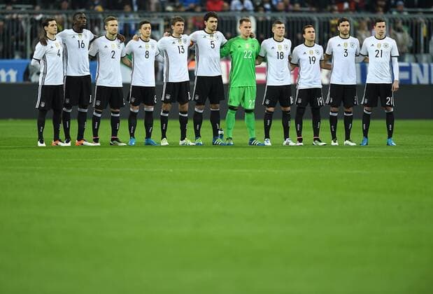 Fußball, Länderspiel, Deutschland - Italien FUSSBALL INTERNATIONAL TESTSPIEL IN DER ALLIANZ ARENA MUENCHEN Deutschland - Italien 29.03.2016 Das Tea der Deutschen Mannschaft anlaesslich der Gedenkminute, von links: Sebastian Rudy , Antonio Ruediger, Shkodran Mustafi, Mesut Oezil, Thomas Mueller, Mats Hummels, Torwart Marc Andre ter Stegen, Toni Kroos, Mario Goetze, Jonas Hector und Julian Draxler Vordere Reihe von links: Mario Goetze, Sebastian Rudy , Jonas Hector , Thomas Mueller und Mesut Oezil. 