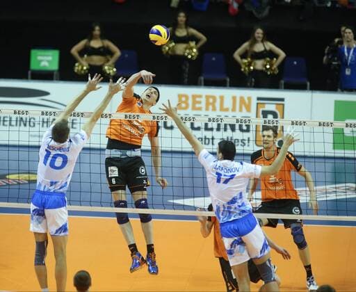 Volleyball, CEV Cup, Finale, Hinspiel ZSK Gazprom-Ugra Surgut GER, CEV CUP, BR VOLLEYS VS. UGRA SURGUT 29.03.2016, Max Schmeling Halle, Berlin, GER, CEV CUP, BR VOLLEYS VS. UGRA SURGUT, im Bild Felix Fischer (BR Volleys), Ian Iereshchenko (Ugra Surgut), Alesei Safonov (Ugra Surgut) nphxEngler
