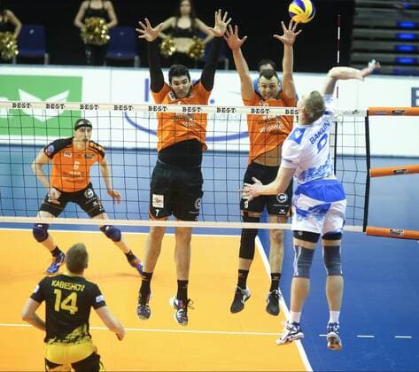 Volleyball, CEV Cup, Finale, Hinspiel ZSK Gazprom-Ugra Surgut GER, CEV CUP, BR VOLLEYS VS. UGRA SURGUT 29.03.2016, Max Schmeling Halle, Berlin, GER, CEV CUP, BR VOLLEYS VS. UGRA SURGUT, im Bild Nicolas Le Goff (BR Volleys), Paul Lotman (BR Volleys), Kostyanti Bukan (Ugra Surgut) nphxEngler