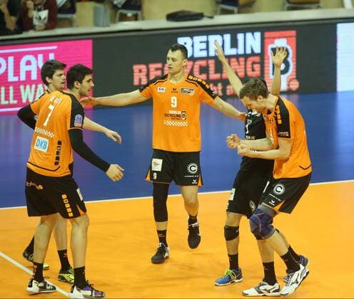 Volleyball, CEV Cup, Finale, Hinspiel ZSK Gazprom-Ugra Surgut GER, CEV CUP, BR VOLLEYS VS. UGRA SURGUT 29.03.2016, Max Schmeling Halle, Berlin, GER, CEV CUP, BR VOLLEYS VS. UGRA SURGUT, im Bild Paul Lotman (BR Volleys), Erik Shoji (BR Volleys), Robert Kromm (BR Volleys), Nicolas Le Goff (BR Volleys), Tsimafei Zhukouski (BR Volleys) nphxEngler