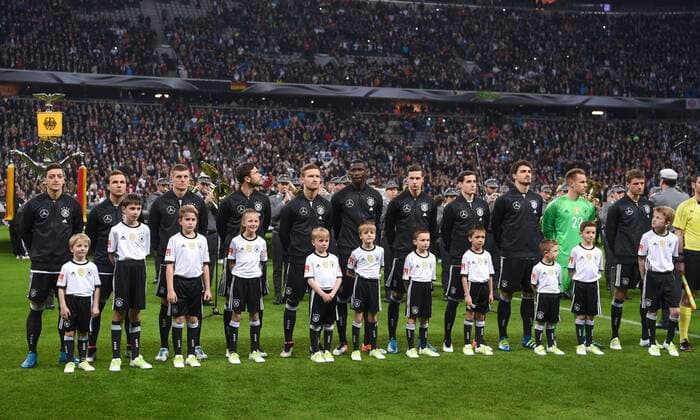 Fußball, Länderspiel, Deutschland - Italien FUSSBALL INTERNATIONAL TESTSPIEL IN DER ALLIANZ ARENA MUENCHEN Deutschland - Italien 29.03.2016 Die Mannschaft von Deutschland nimmt samt Escort Kids Aufstellung in der Allianz Arena 