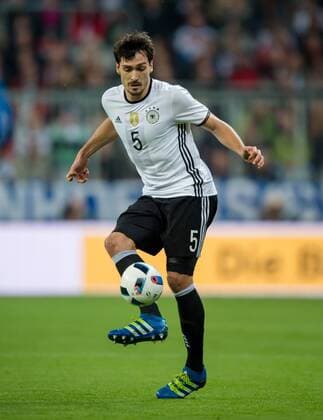 Fußball, Länderspiel, Deutschland - Italien 29. Maerz 2016: Muenchen, Allianz Arena: Fussball Testspiel: Deutschland - Italien: Mats Hummels (Deutschland)l.