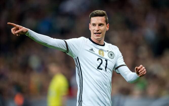 Fußball, Länderspiel, Deutschland - Italien 29. Maerz 2016: Muenchen, Allianz Arena: Fussball Testspiel: Deutschland - Italien: Julian Draxler (Deutschland)l.