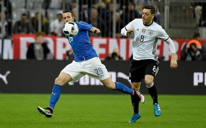 29.03.2016, xjhx, Fussball Testspiel, Deutschland - Italien, emspor v.l. Federico Bernardeschi (Italien), Mesut Oezil (Deutsche Fussball Nationalmannschaft DFB)