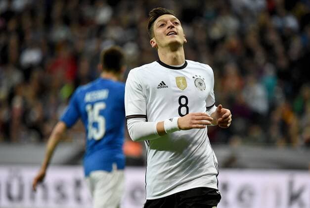 29.03.2016, xjhx, Fussball Testspiel, Deutschland - Italien, emspor v.l. Mesut Oezil (Deutsche Fussball Nationalmannschaft DFB) gibt Anweisungen, gestikuliert, mit den Armen gestikulieren gives instructions, gesticulate, gesticolando.