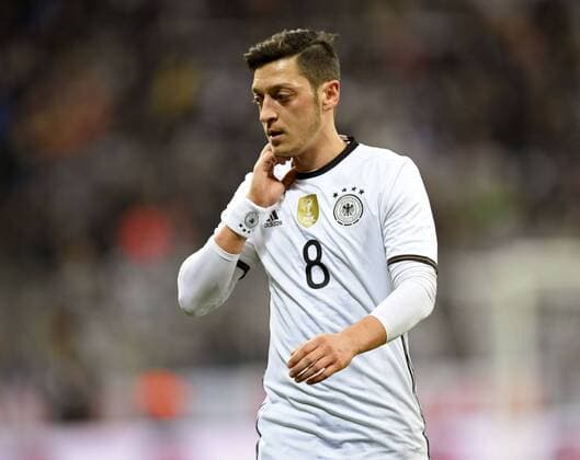 Fußball, Länderspiel, Deutschland - Italien 29.03.2016, Fussball Nationalmannschaft, Freundschaftsspiel Deutschland - Italien, in der Allianz-Arena München. Mesut Özil (Deutschland) nachdenklich. 