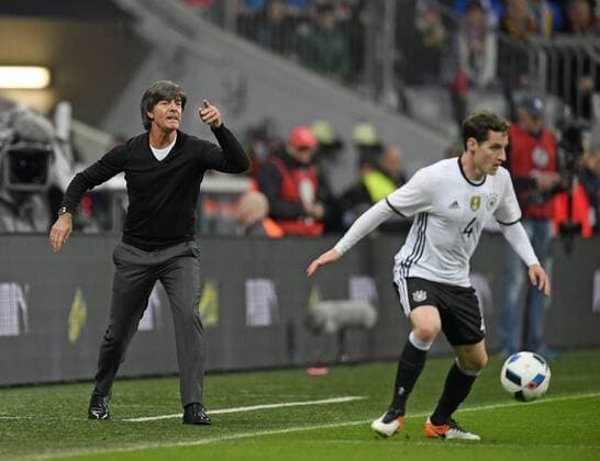 Fußball, Länderspiel, Deutschland - Italien 29.03.2016, Fussball Nationalmannschaft, Freundschaftsspiel Deutschland - Italien, in der Allianz-Arena München. Trainer Joachim Löw (li, Deutschland) in Rage. 